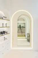 아치형 LED 거울이 포인트인 미니멀 향수 매장